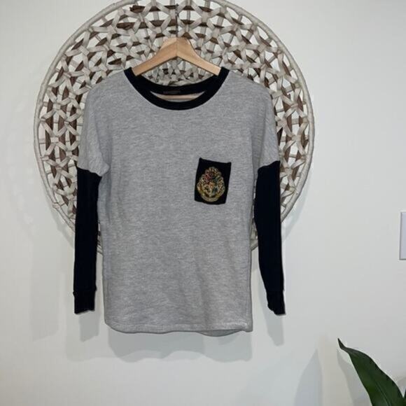 Warner Bros. Tops - Harry Potter Hogwarts long sleeve crewneck sweatshirt size xsmall